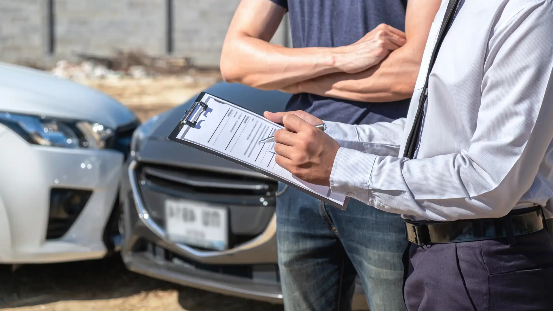 Learn How to Deal with Insurance Adjuster After a Car Accident